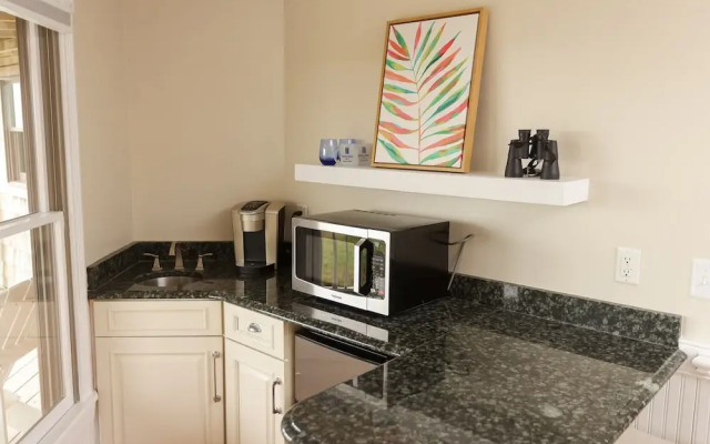 The Burrus House Inn Waterfront Suites