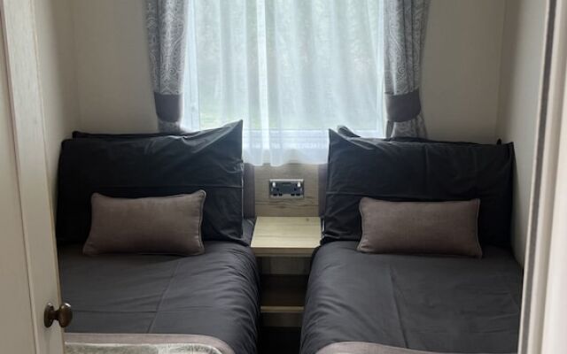Immaculate 3-bed Lodge in Out Rawcliffe
