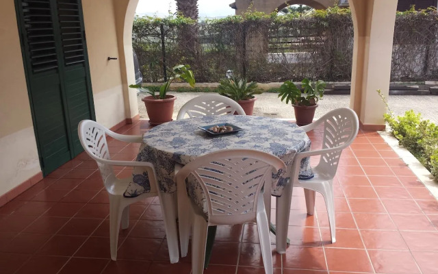 Apartment In Villa Near The Sea