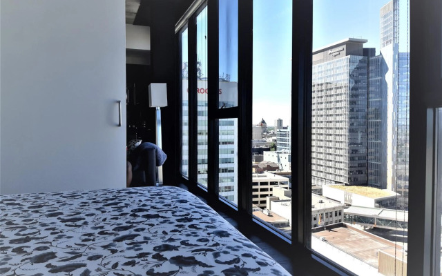 Cozy Skyline Entire Condo in Downtown, Across MTS