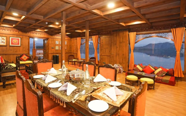 OYO EKTA Houseboat