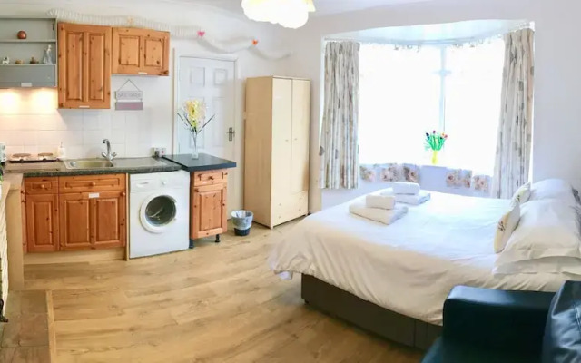 Cosy Inn Self-Contained Studio - Free Parking