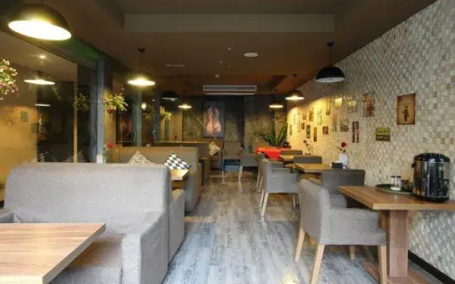 Qianhui Hotel (Chongqing Daping Longhu Times Tianjie Store)