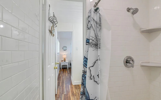Pet-friendly Galveston Home: Walk to Beaches!