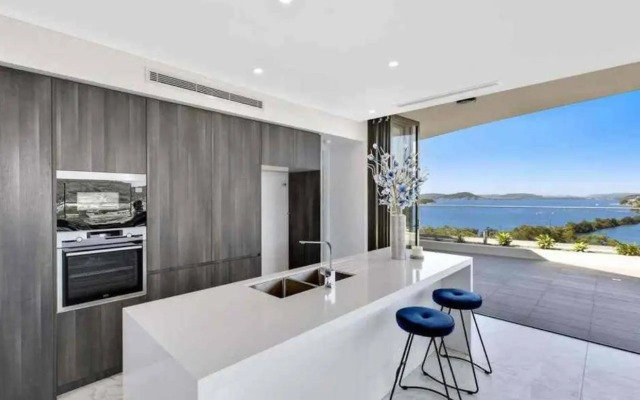 Stylish Penthouse with Views & Jacuzzi