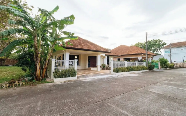 Poolside 3BR for Relaxed Stays V278