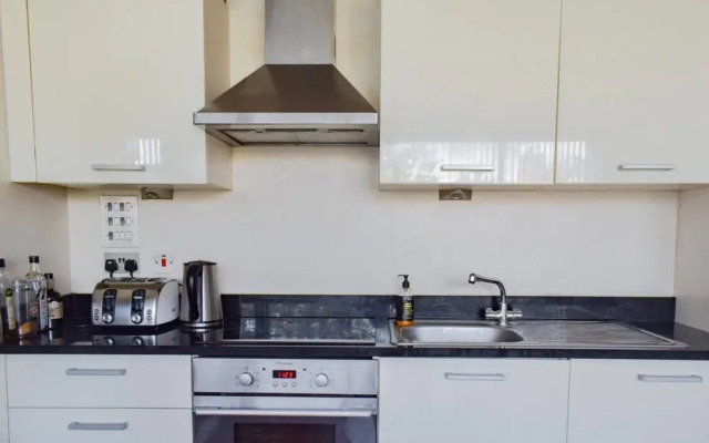 Modern 2 Bedroom East London Apartment by Olympic Park