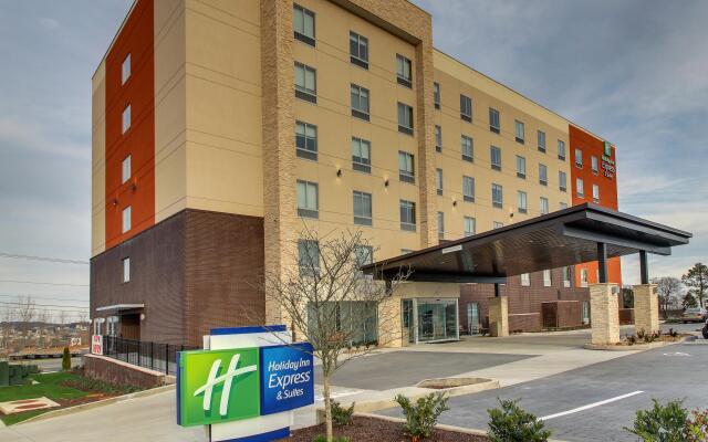 Holiday Inn Express & Suites Nashville Metrocenter Downtown, an IHG Hotel