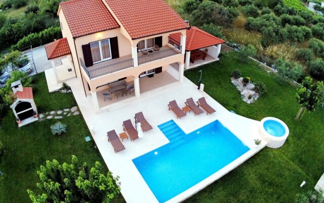 Luxury Secluded Villa w. Pool, Jacuzzi and Garden