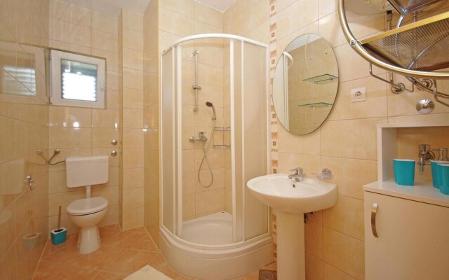 Amazing Home in Makarska With Wifi and 6 Bedrooms