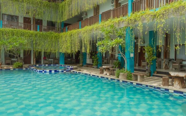 RedDoorz Plus near Pantai Barat
