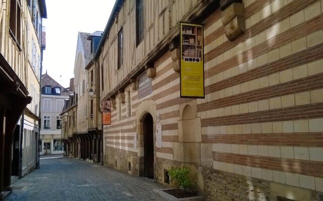 Apartment With 2 Bedrooms in Troyes, With Enclosed Garden and Wifi