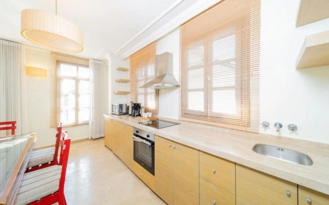 Glamorous Hotel Room Near Hadrian s Gate