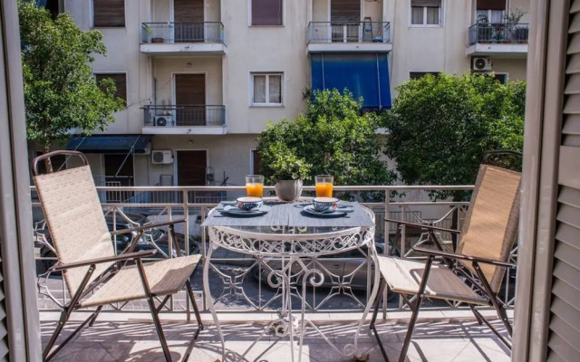 Modern Clean Apartment w h Balcony Near Metro, Athens