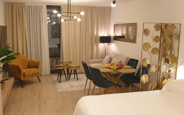 Golden Studio - private parking