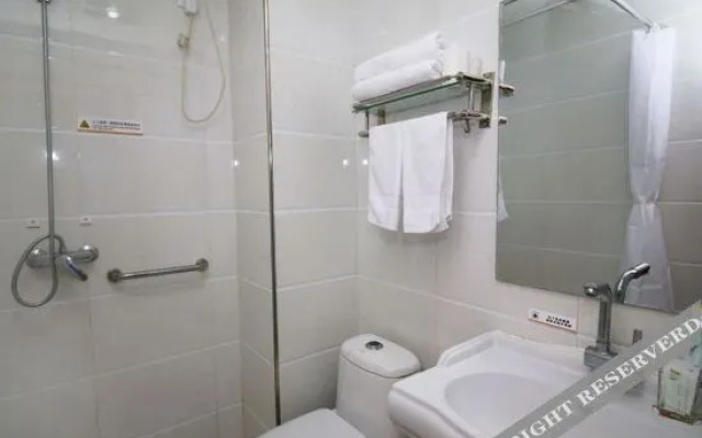 Super 8 Hotel (Dalian Xinghai Square)