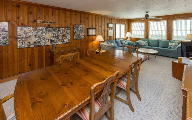 Harshaw Beach House 6 Bedroom Home by Redawning