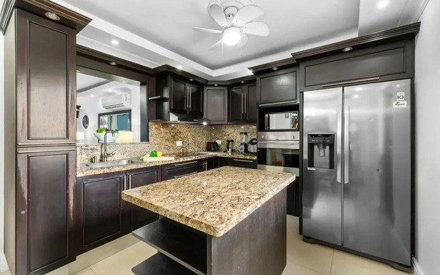Urban 5BR Private Pool Getaway 10 Min- Bch