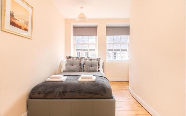 Sunny & spacious Royal Mile apt dating from 1677