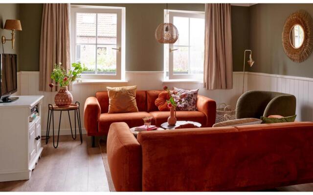 Flamboyant Farmhouse in Baarlo With Hot Tub, Garden