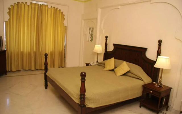 Swaroop Vilas - Lake Facing Boutique Hotel