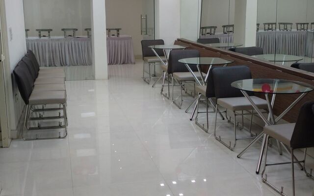 OYO 695 Hotel Silver Leaf