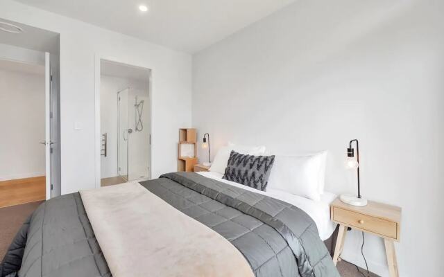 Takapuna Contemporary 2BR with Carpark