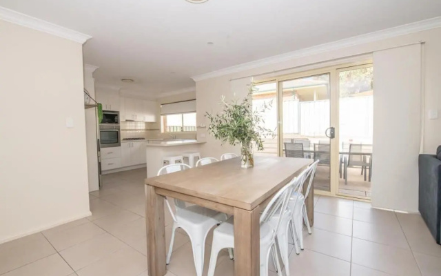 Park Villa Spacious 2 Bedroom Unit Close to CBD – Guest Rooms – Orange