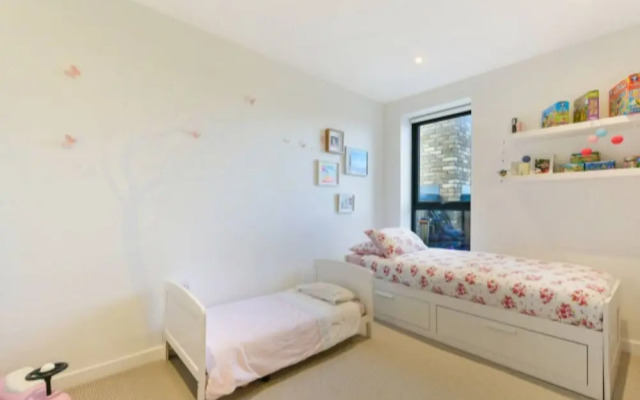Lovely Luminous 3 Bed Flat, With Secure Ev Parkng