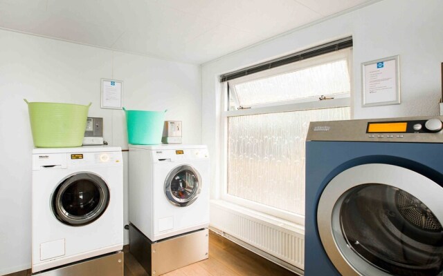 Modern chalet with a dishwasher, located in Park De Veluwe