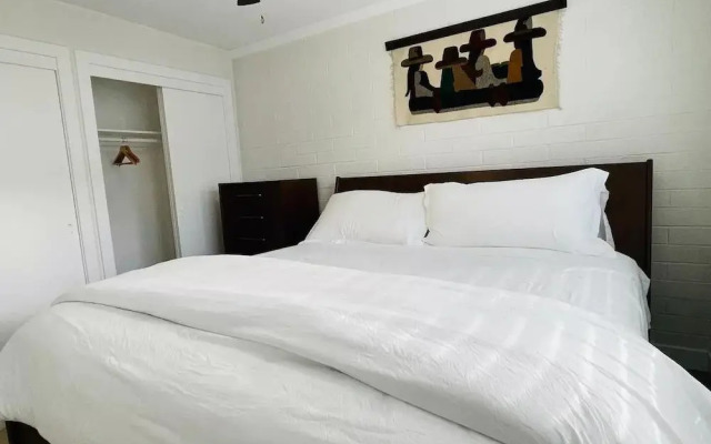 Walkable OTS Mid Century Condo-Pool