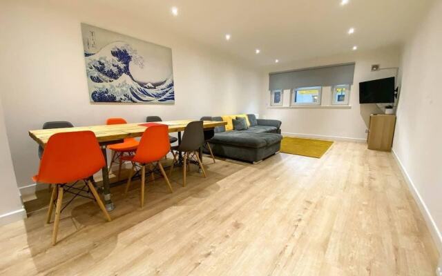 Large Modern 3 Bedroom Apartment - Free Parking