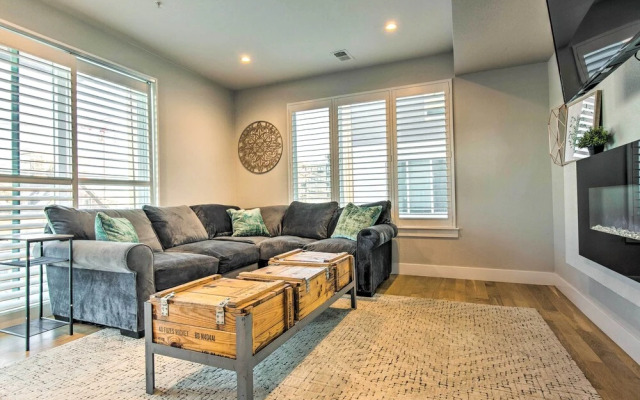 Luxe Denver Townhome: Hot Tub + City Views!