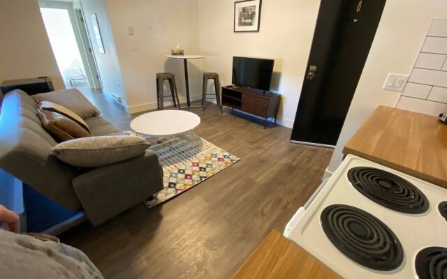 Lovely 1 Bedroom Condo With Free Parking And Balcony