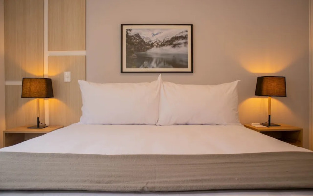 w Sunlit 1BR w Private Balcony in Miraflores