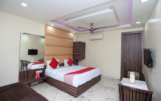 OYO 27864 Hotel Samrat