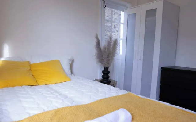 Cozy Fulham Retreat With Private Entrance & Hot Tub