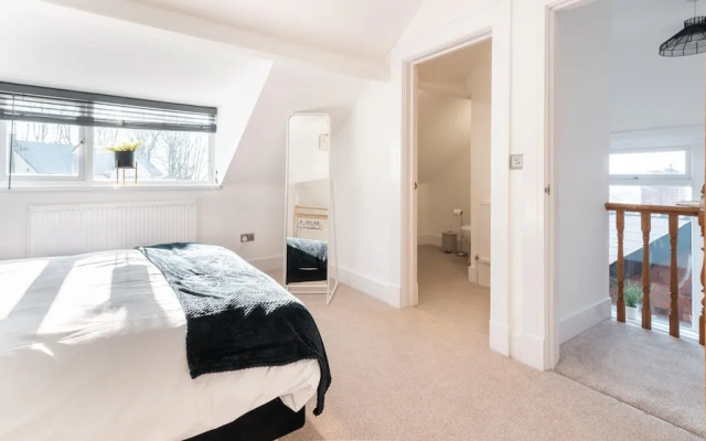 Kensington Place - 4 Bedroom Home w Free Parking
