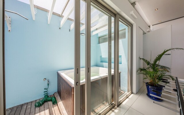 15 Views Penthouse One Bedroom Apartment Sleeps 2