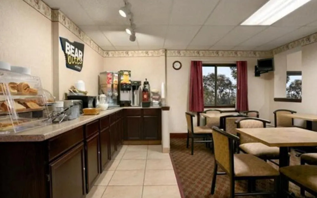 Travelodge by Wyndham Cleveland Lakewood