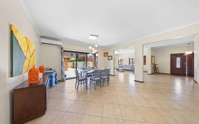 Gold Coast 4br4 5BA Villa w Privatepool Gym