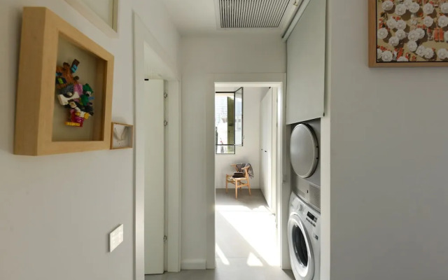 Artistic 2BD Apt w Balcony on Montefiore