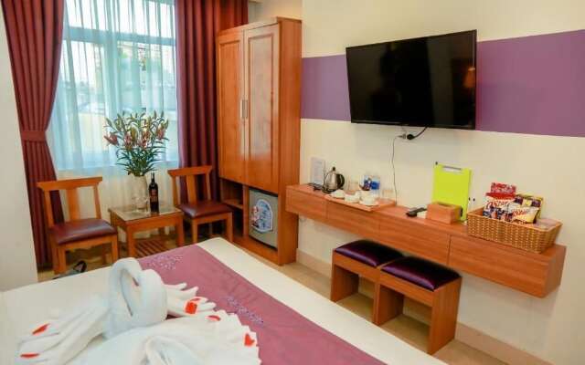 Aloha Hotel Tay Ho -by Bay Luxury