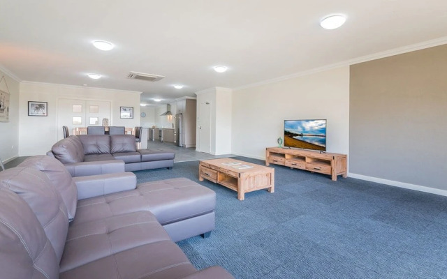 Thompson Avenue Apartments No.4