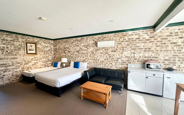 Airport Motel Sir Francis Drake