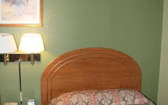Oak Hill Inn & Suites