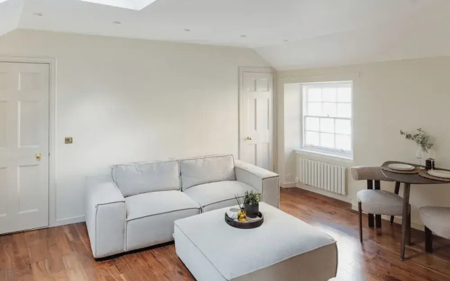 Charming Central Mews Home with Secure Parking