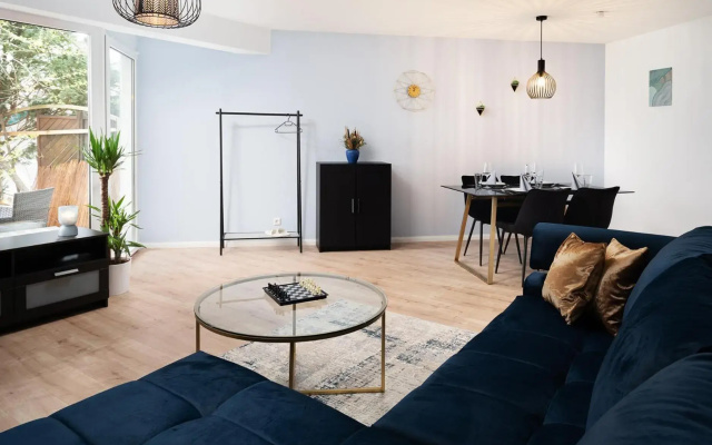Kleinberries - Washer & Dryer - Kitchen & Parking - NETFLIX