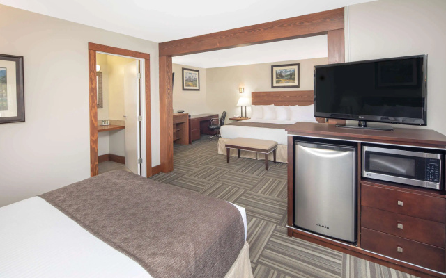 Travelodge by Wyndham Golden Sportsman Lodge