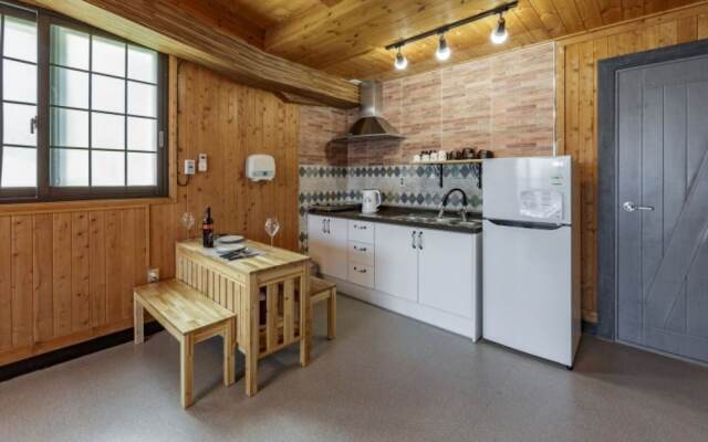 Tongyeong 1 Night 2 Days Couple Pension